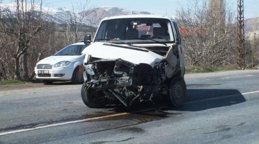 Ulukışla&rsquo;da Trafik Kazası: 2 Yaralı