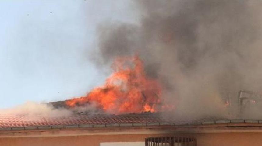 Şanlıurfa'da Okulun &Ccedil;atısı Yandı, &Ouml;ğrenciler Tahliye Edildi