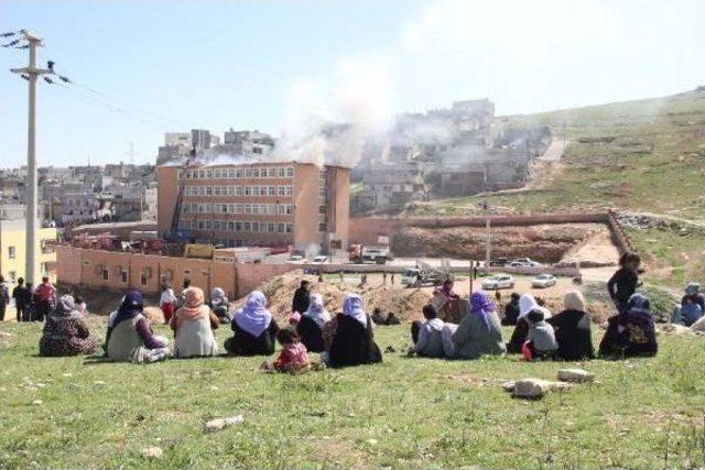 Şanlıurfa'da Okulun Çatısı Yandı, Öğrenciler Tahliye Edildi