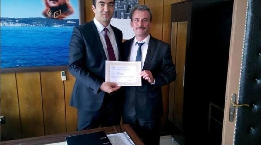 Lapseki Halk Eğitim Merkezi M&uuml;d&uuml;rl&uuml;ğ&uuml;ne &Uuml;st&uuml;n Başarı Belgesi Verildi