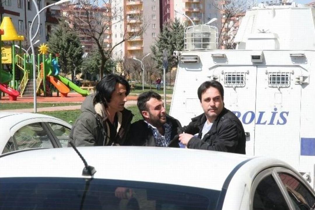 Diyarbakır&rsquo;da Eşiyle Tartışan Adam İntihar Etmek İstedi