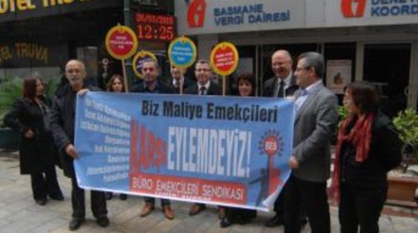 Maliye &Ccedil;alışanları, &Ccedil;alışma Koşullarına Isyan Etti