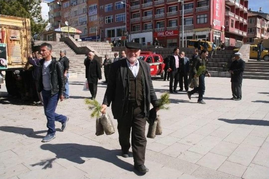 Yozgat Orman İşletme M&uuml;d&uuml;rl&uuml;ğ&uuml; Vatandaşa &Uuml;cretsiz 5 Bin Fidan Dağıttı