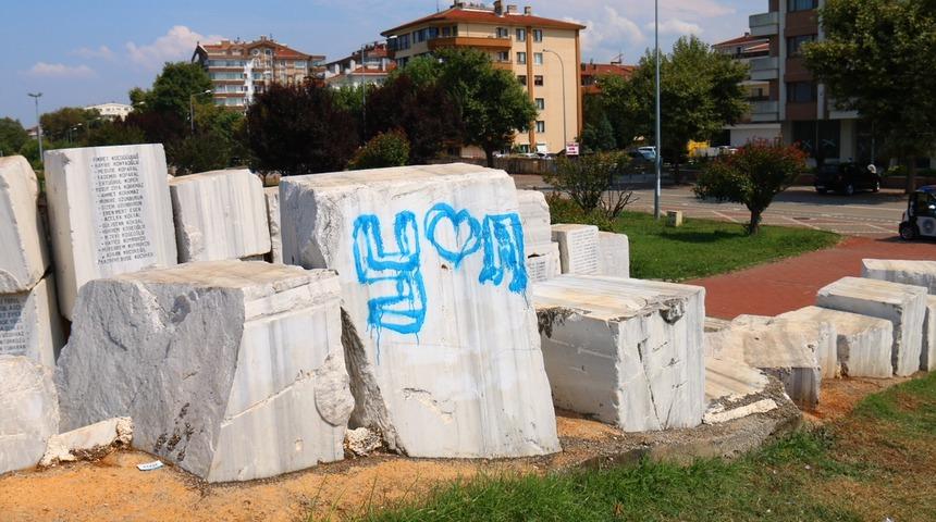 Yalova&rsquo;da deprem anıtının tahrip edilmesine tepki