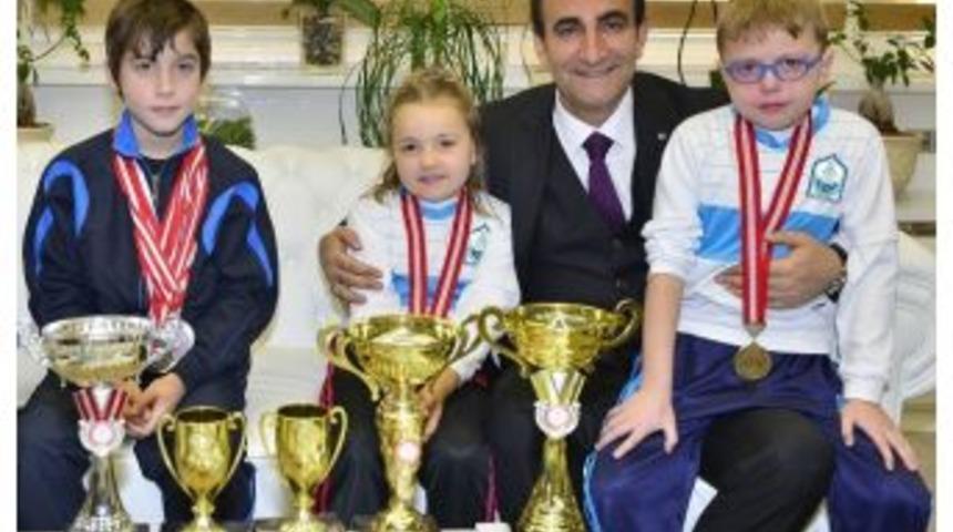 Şampiyon Tenis&ccedil;iden B&uuml;y&uuml;k Başarı