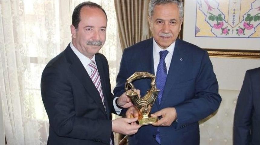 Arın&ccedil;&rsquo;tan Yahudi Cemaatine Anlamlı Mesaj: