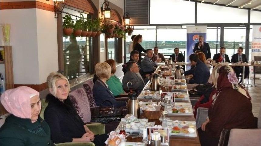 Beyazay Derneği &Ccedil;erkezk&ouml;y&rsquo;de Sertifika Verdi