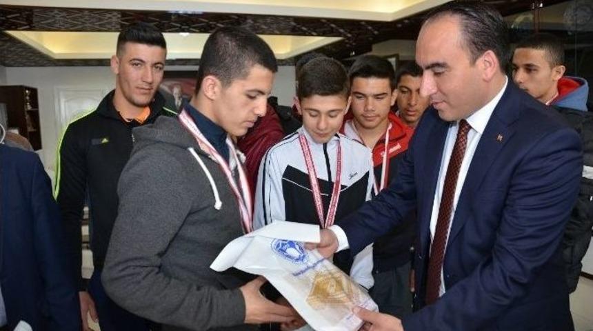 Başkan G&uuml;rkan, Başarılı G&uuml;reş&ccedil;ileri Kabul Etti