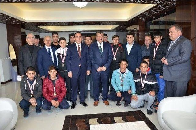 Başkan Gürkan, Başarılı Güreşçileri Kabul Etti