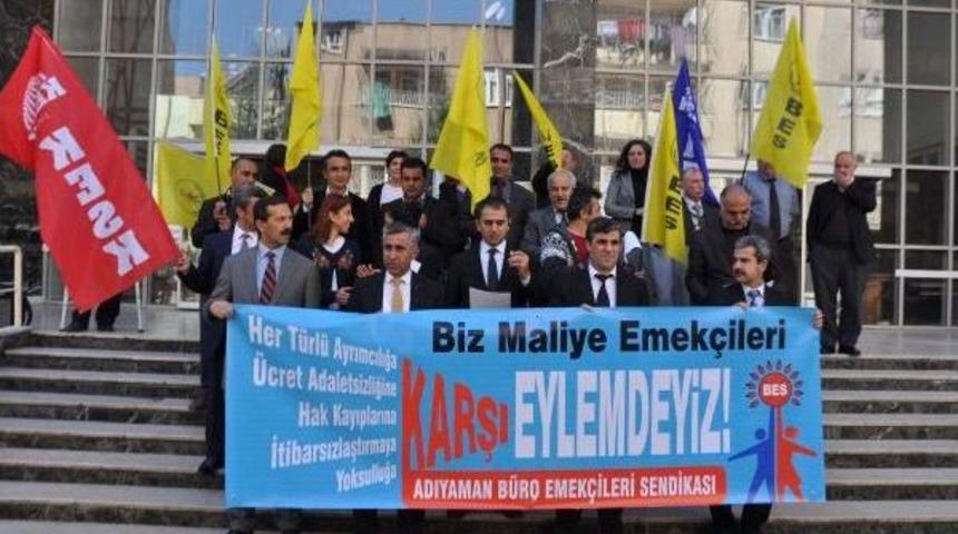 Adıyaman'da Maliye &Ccedil;alışanlarından &Uuml;cret Eylemi