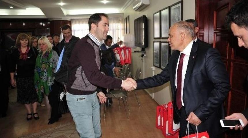 Yabancı Konuklar Başkan &Ccedil;alışkan&rsquo;ı Ziyaret Etti