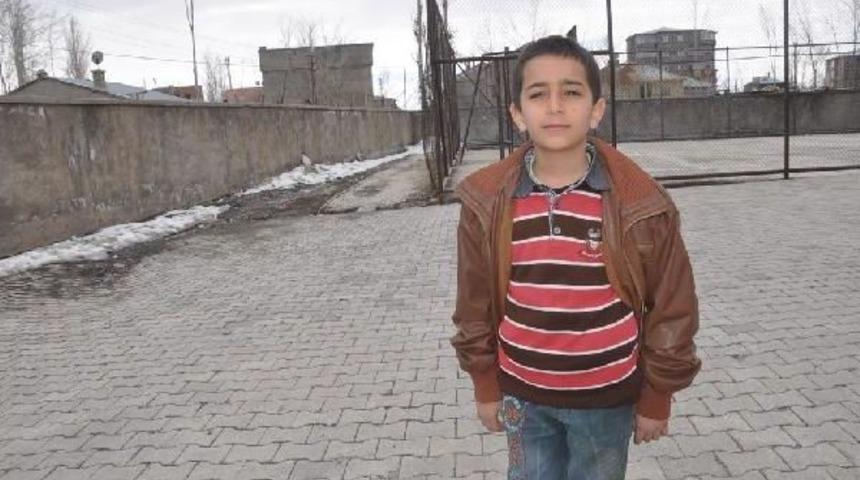 Okul Bah&ccedil;esinde 2 Ilkokul &Ouml;ğrencisine Meydan Dayağı