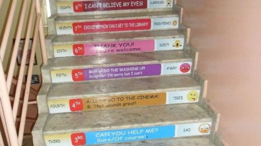 G&ouml;lbaşı Şehit Ahmet Demir Ortaokulu&rsquo;nda Merdivenler Renga Renk