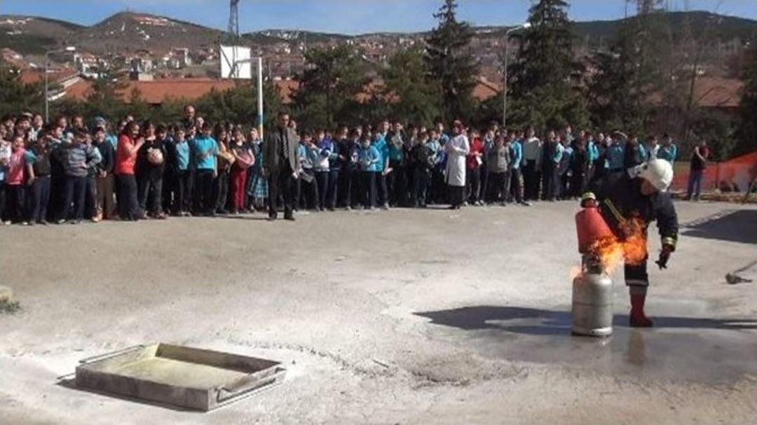 Yangın Tatbikatı Ger&ccedil;eğe D&ouml;n&uuml;şt&uuml; 7 &Ouml;ğrenci Dumandan Zehirlendi