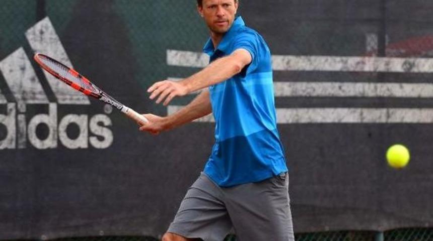 Gen&ccedil; Seny&ouml;rler D&uuml;nya Ferdi Tenis Şampiyonası S&uuml;r&uuml;yor