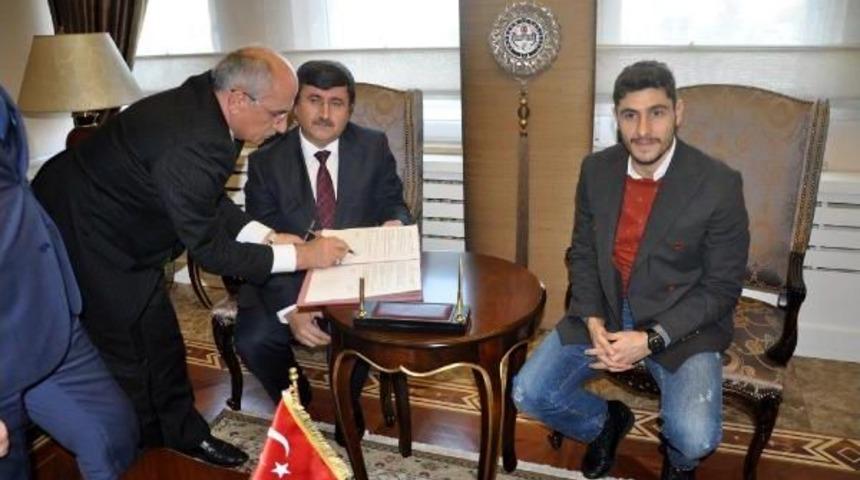 &Ouml;zer Hurmacı Memleketi Trabzon'da Spor Salonu Yaptırıyor