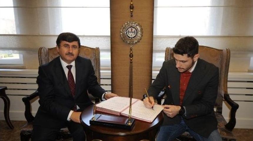 Trabzonsporlu &Ouml;zer &Ccedil;ocukluk Hayalini Ger&ccedil;ekleştiriyor