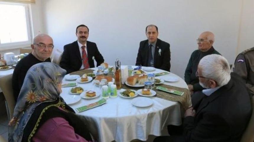 Vali &Ccedil;omaktekin&rsquo;den Huzurevine Moral Ziyareti