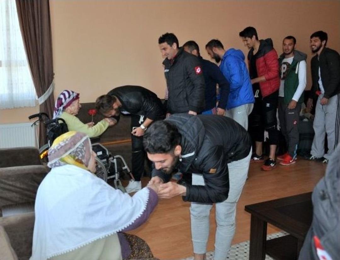 Bayburt Grup &Ouml;zel İdare Spor&rsquo;un Futbolcularından Huzur Evi Ziyareti