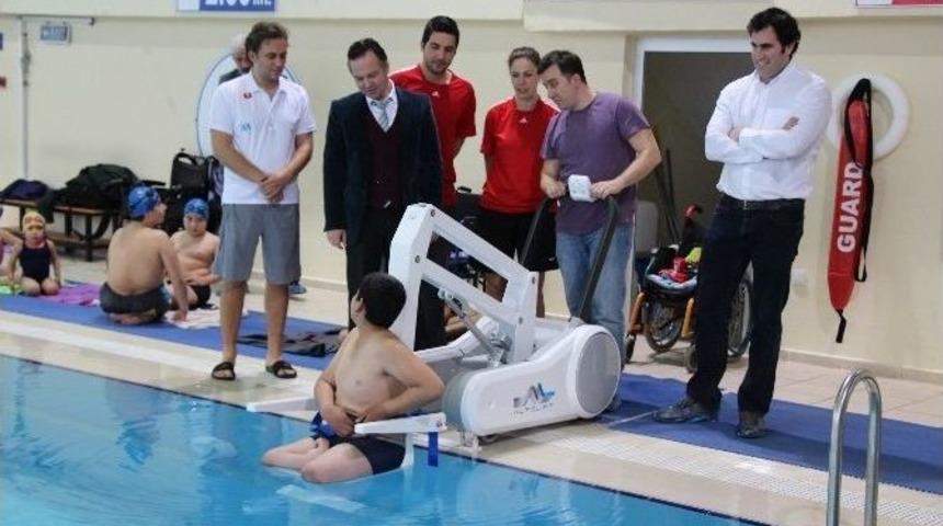 Manisa&rsquo;da Engelliler İ&ccedil;in Havuz Asans&ouml;r&uuml;