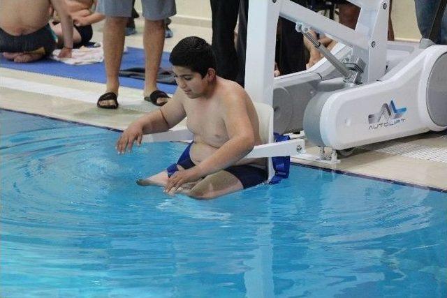 Manisa’da Engelliler İçin Havuz Asansörü