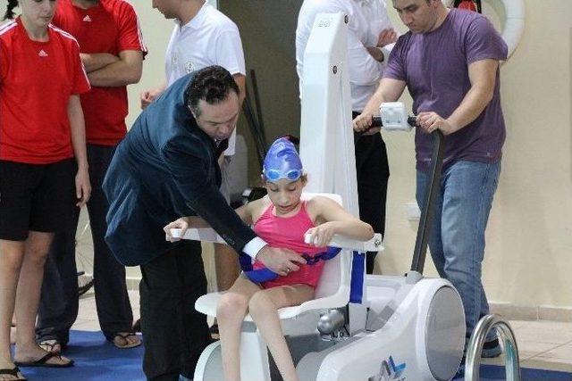Manisa’da Engelliler İçin Havuz Asansörü