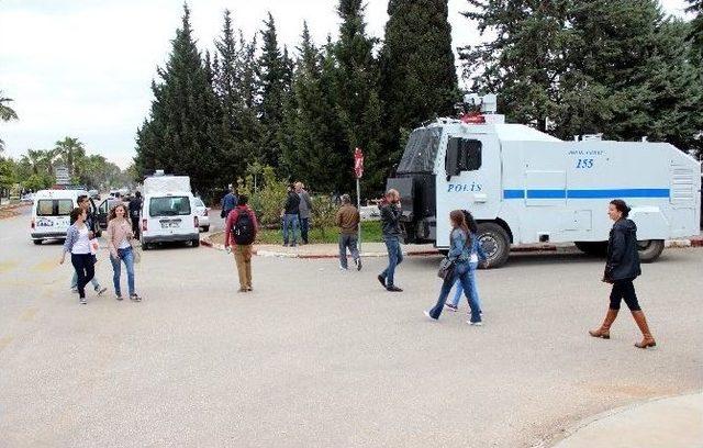 Akdeniz Üniversitesi’nde Karşıt Görüşlü Öğrencilerin Kavgasına Polis Müdahale Etti