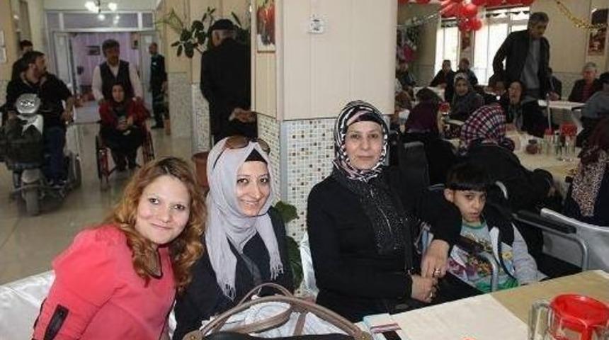 Afyonkarahisar Sakatlar Derneği &Uuml;yeleri Huzurevi Sakinlerine Moral Verdi