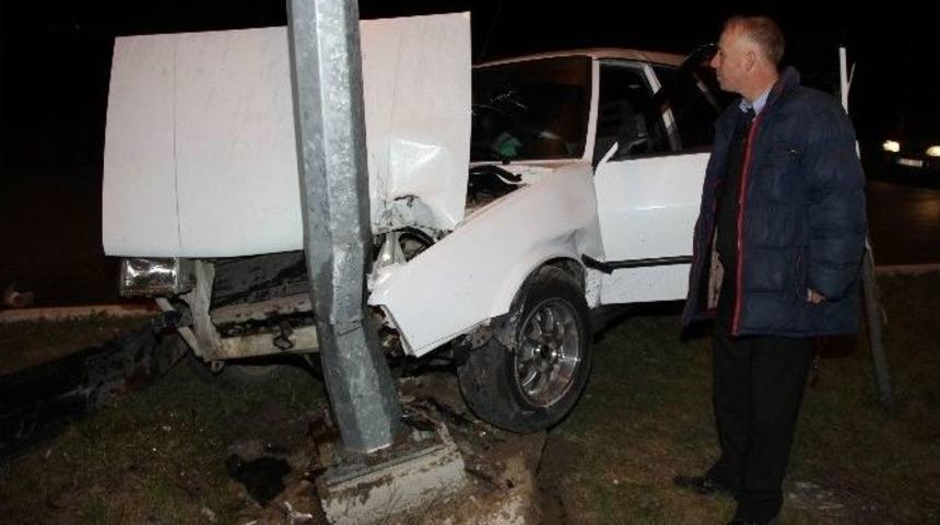 Otomobil Direğe &Ccedil;arptı: 2 Yaralı