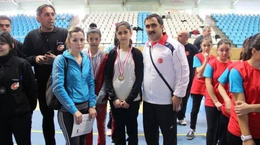 Badminton M&uuml;sabakaları Tamamlandı
