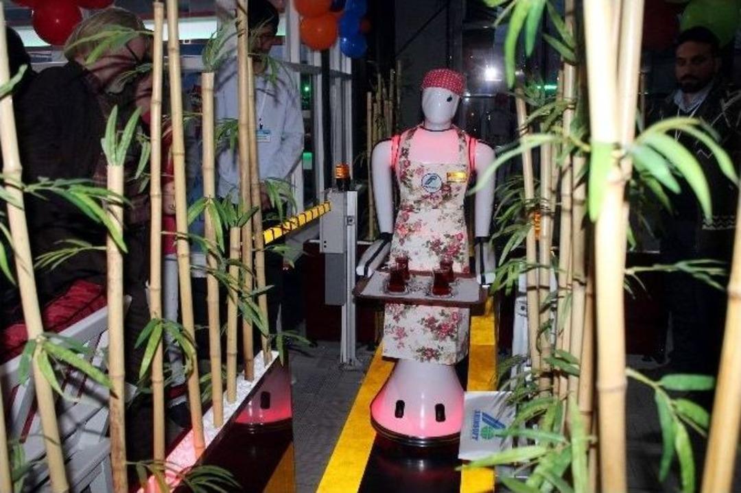Konya&rsquo;da Robot Garsonlar İş Başı Yaptı