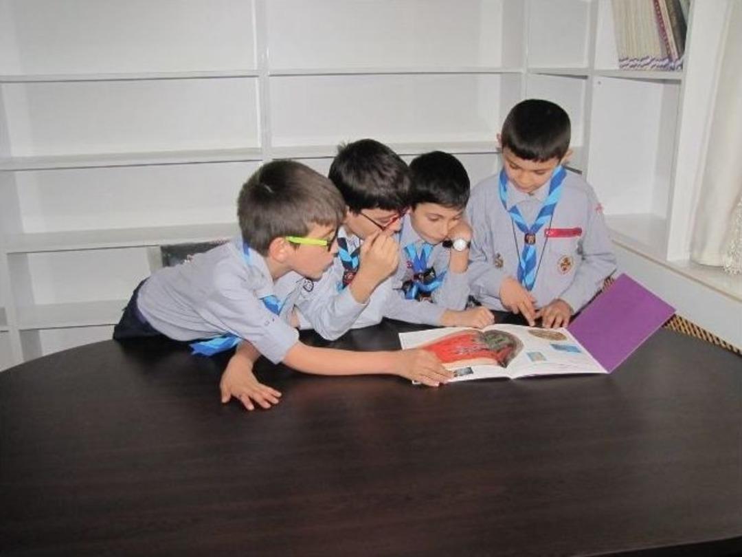 İzci &Ouml;ğrencilerin K&uuml;t&uuml;phane Gezisi