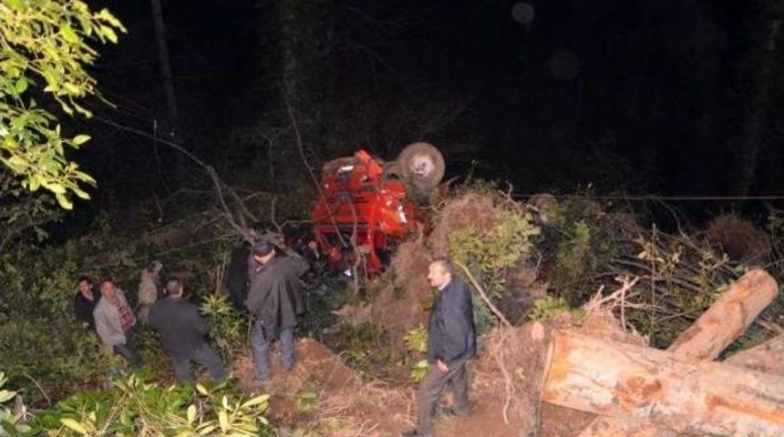 Yol Çöktü, Tomruk Kamyonu Uçuruma Yuvarlandı: 1 Ölü, 3 Yaralı