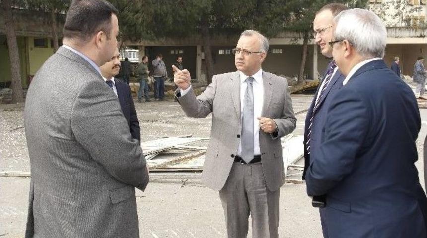 Salihli&rsquo;de Modern Pazaryeri Ve Otopark İ&ccedil;in İlk Kazma Vuruldu