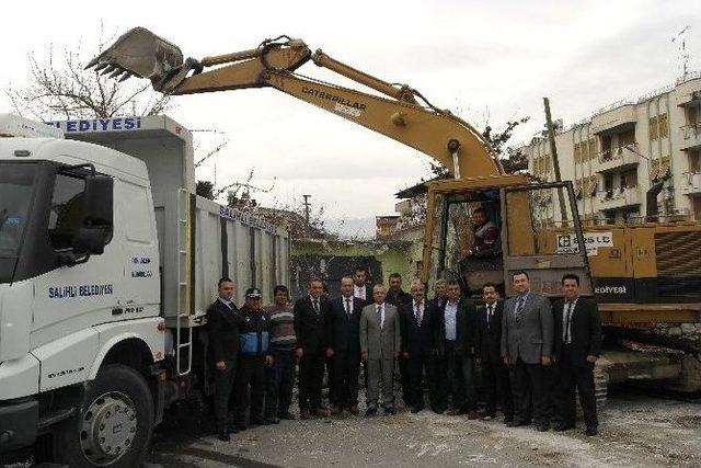 Salihli’de Modern Pazaryeri Ve Otopark İçin İlk Kazma Vuruldu