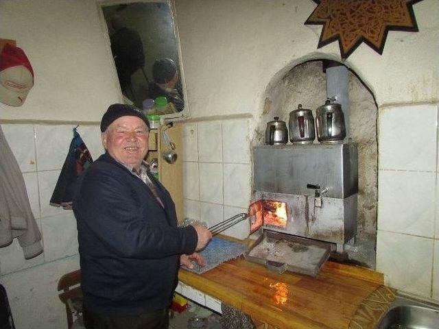 Elektrik Parası Vermemek İçin Odun Ateşinde Çay Yapıyor