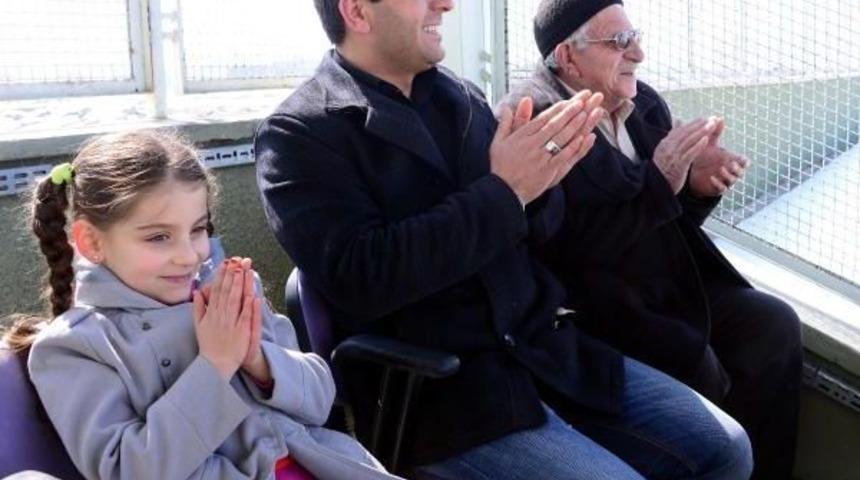 &Uuml;&ccedil; Kuşak Bir Arada Cirit Izledi