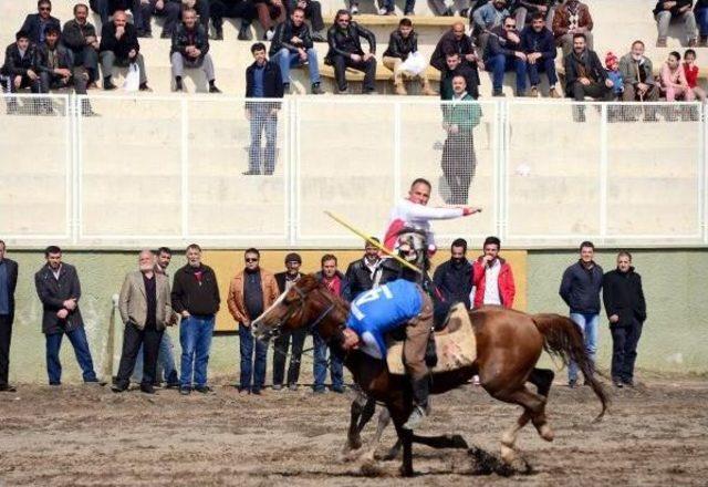 Üç Kuşak Bir Arada Cirit Izledi