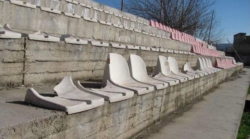 Araban İl&ccedil;e Stadyumu Kaderine Terkedildi