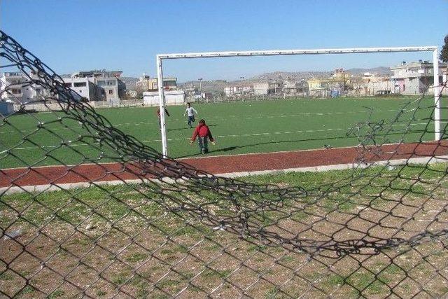 Araban İlçe Stadyumu Kaderine Terkedildi