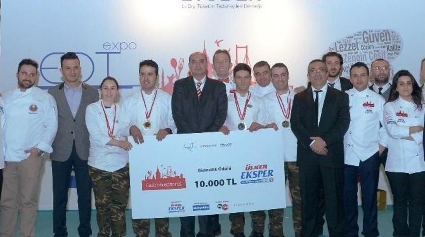 Çanakkale Zaferi’nin 100. Yılı Temasıyla Yapılan Dev Çikolotadan Heykeller Yarıştı