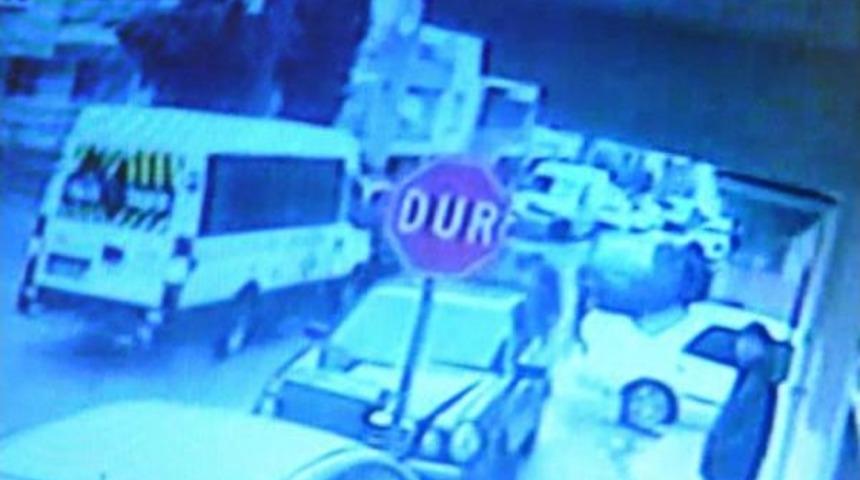 &Ouml;ğrenci Servisi Ile Otomobil &Ccedil;arpıştı: 9'u &Ouml;ğrenci 14 Yaralı