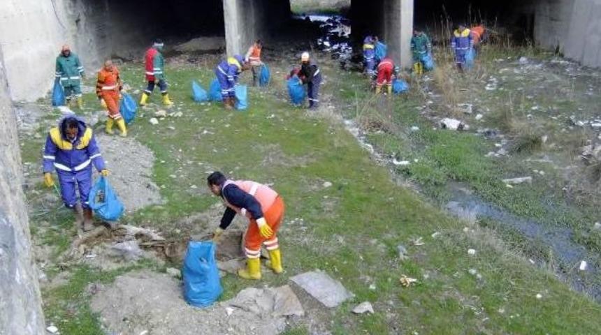 Akk&ouml;pr&uuml; Deresi Temizleniyor