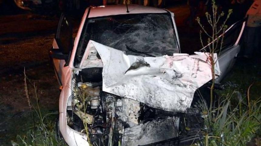 Otomobil Kamyonla &Ccedil;arpıştı: 1 &Ouml;l&uuml;, 1 Yaralı