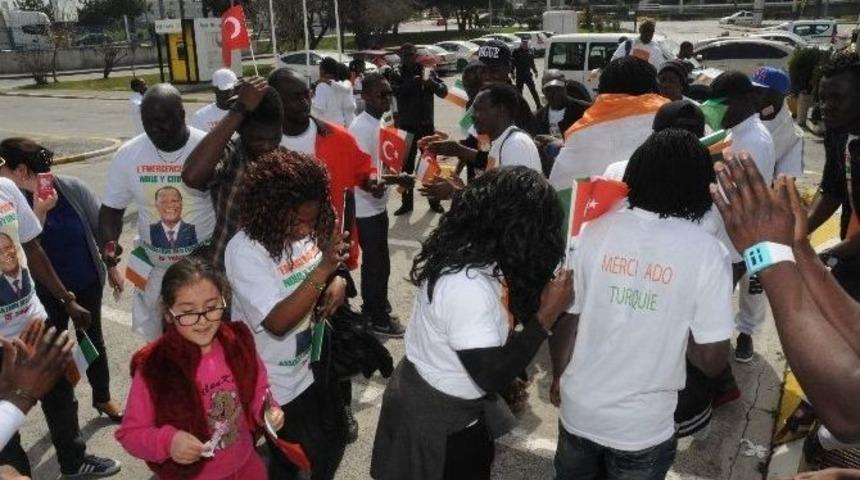 Cumhurbaşkanlarını Dans Ederek Karşıladılar