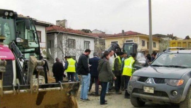 Sakarya'da Kanalizasyon Çalışmasında Göçük: 2 Yaralı