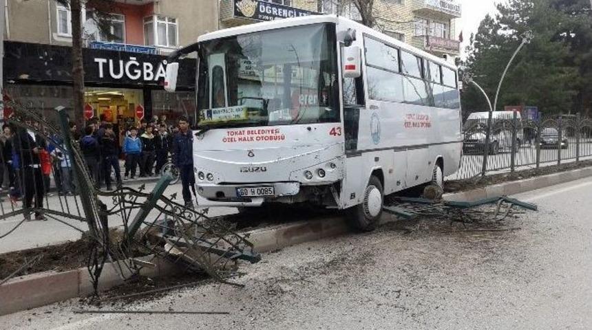 Ucuz Atlatılan Midib&uuml;s Kazası G&uuml;venlik Kamerasına Yansıdı