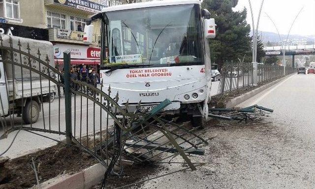 Ucuz Atlatılan Midibüs Kazası Güvenlik Kamerasına Yansıdı