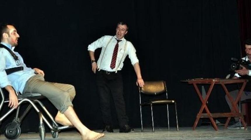 Tiyatro Bisad, "&ccedil;ok Tuhaf Soruşturma" Adlı Oyunu Sahneledi