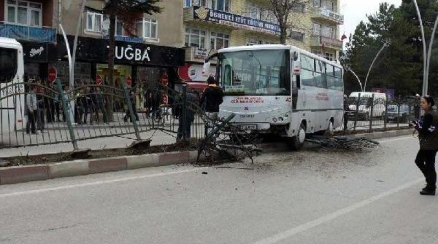 S&uuml;r&uuml;c&uuml; Rahatsızlandı, Otob&uuml;s Ref&uuml;jdeki Parmaklıklara &Ccedil;arptı